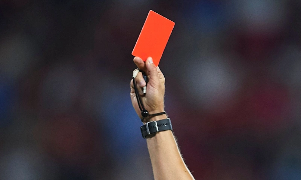 واقعة غير مسبوقة في ملاعب فرنسا.. حكم يشهر 24 بطاقة حمراء في مباراة واحدة بعد اشتباكات عنيفة بين اللاعبين والجماهير.