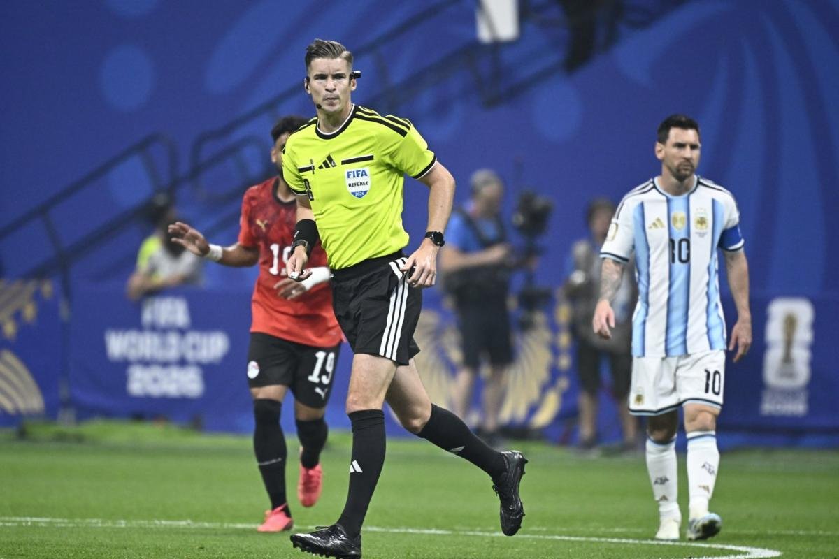 سبب استبعاد حكم مباراة مصر والأرجنتين من كأس العالم وحقيقة معاقبته